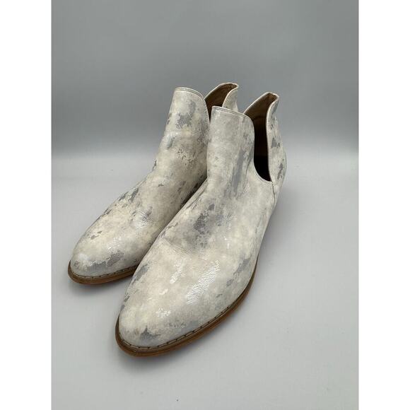 Boutique by Corky's Wayland White & MetallicSilver Ankle Bootie 10 - Picture 1 of 7